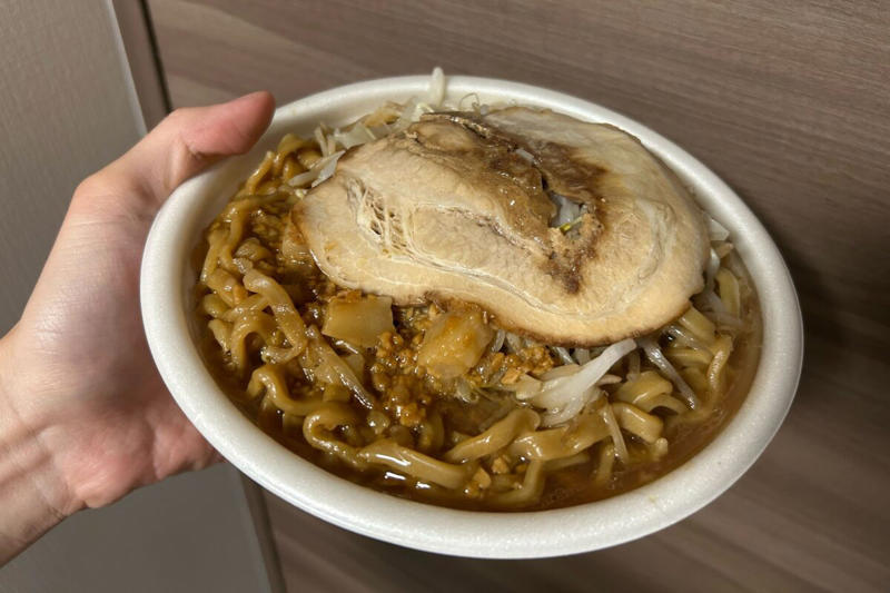 ■「馬鹿のラーメン」と称賛相次ぐ, ■電子レンジの時間が「イカれてる」と話題, ■店頭で温めるなら3分, ■執筆者プロフィール