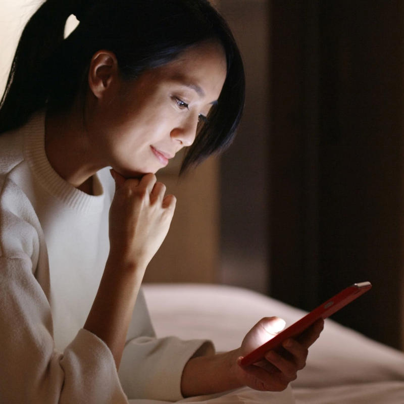 アウトドアやもしものときもiPhoneひとつで安心, ただのライトじゃない！光を操る「フラッシュライト」がすごい, 1.フラッシュライト機能をONにする, 2.上下左右に動かしてみる, フラッシュライトで「安心」を手に入れよう