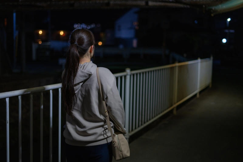 アウトドアやもしものときもiPhoneひとつで安心, ただのライトじゃない！光を操る「フラッシュライト」がすごい, 1.フラッシュライト機能をONにする, 2.上下左右に動かしてみる, フラッシュライトで「安心」を手に入れよう