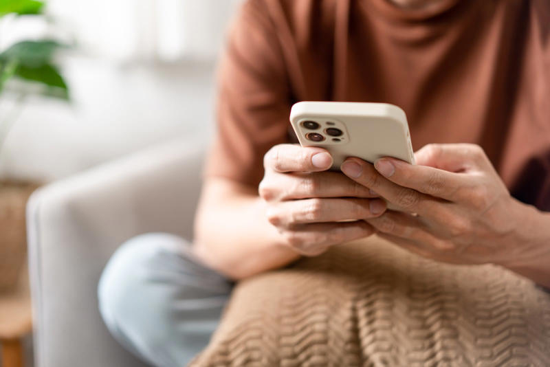 アウトドアやもしものときもiPhoneひとつで安心, ただのライトじゃない！光を操る「フラッシュライト」がすごい, 1.フラッシュライト機能をONにする, 2.上下左右に動かしてみる, フラッシュライトで「安心」を手に入れよう
