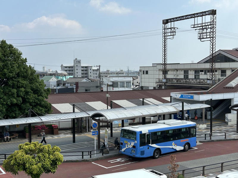 切り開かれたばかりのニュータウンにポツネンと佇んでいた青学, 渋滞、混雑……、困難を極めたバス通学, 何年にもわたって粘り強く交渉を重ねたバスの増発, 実現しなかった厚木モノレール構想, 郊外に“追い出された”キャンパス