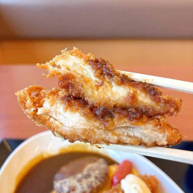 主役級のおかずがぎっしり。豪快なオムカレーです！, スパイシーなカレーに、まろやかなオムレツがよく合います。, 揚げ物が、どれもエース級のおいしさなんです！, 赤ウインナーが、お子さまランチ感を加速させます。, 好きなもの全部乗せ。大人のお子さまランチみたいでした！, 過去にはこんなボリュームメニューが販売されていましたよ！