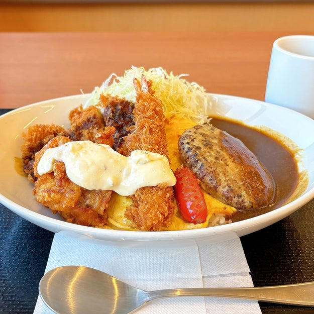 主役級のおかずがぎっしり。豪快なオムカレーです！, スパイシーなカレーに、まろやかなオムレツがよく合います。, 揚げ物が、どれもエース級のおいしさなんです！, 赤ウインナーが、お子さまランチ感を加速させます。, 好きなもの全部乗せ。大人のお子さまランチみたいでした！, 過去にはこんなボリュームメニューが販売されていましたよ！