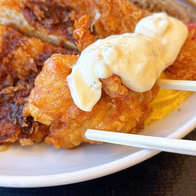 主役級のおかずがぎっしり。豪快なオムカレーです！, スパイシーなカレーに、まろやかなオムレツがよく合います。, 揚げ物が、どれもエース級のおいしさなんです！, 赤ウインナーが、お子さまランチ感を加速させます。, 好きなもの全部乗せ。大人のお子さまランチみたいでした！, 過去にはこんなボリュームメニューが販売されていましたよ！