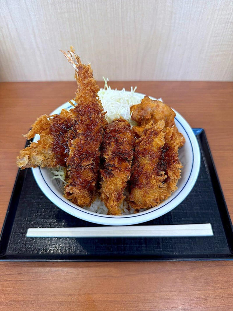 主役級のおかずがぎっしり。豪快なオムカレーです！, スパイシーなカレーに、まろやかなオムレツがよく合います。, 揚げ物が、どれもエース級のおいしさなんです！, 赤ウインナーが、お子さまランチ感を加速させます。, 好きなもの全部乗せ。大人のお子さまランチみたいでした！, 過去にはこんなボリュームメニューが販売されていましたよ！