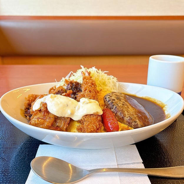 主役級のおかずがぎっしり。豪快なオムカレーです！, スパイシーなカレーに、まろやかなオムレツがよく合います。, 揚げ物が、どれもエース級のおいしさなんです！, 赤ウインナーが、お子さまランチ感を加速させます。, 好きなもの全部乗せ。大人のお子さまランチみたいでした！, 過去にはこんなボリュームメニューが販売されていましたよ！