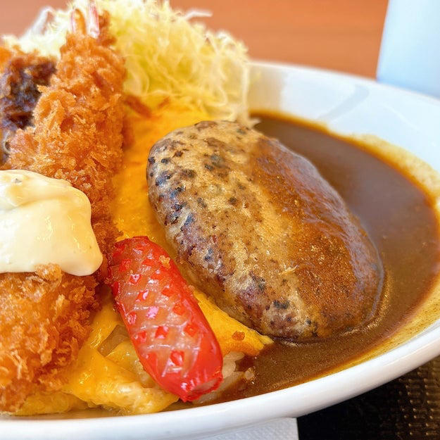 主役級のおかずがぎっしり。豪快なオムカレーです！, スパイシーなカレーに、まろやかなオムレツがよく合います。, 揚げ物が、どれもエース級のおいしさなんです！, 赤ウインナーが、お子さまランチ感を加速させます。, 好きなもの全部乗せ。大人のお子さまランチみたいでした！, 過去にはこんなボリュームメニューが販売されていましたよ！