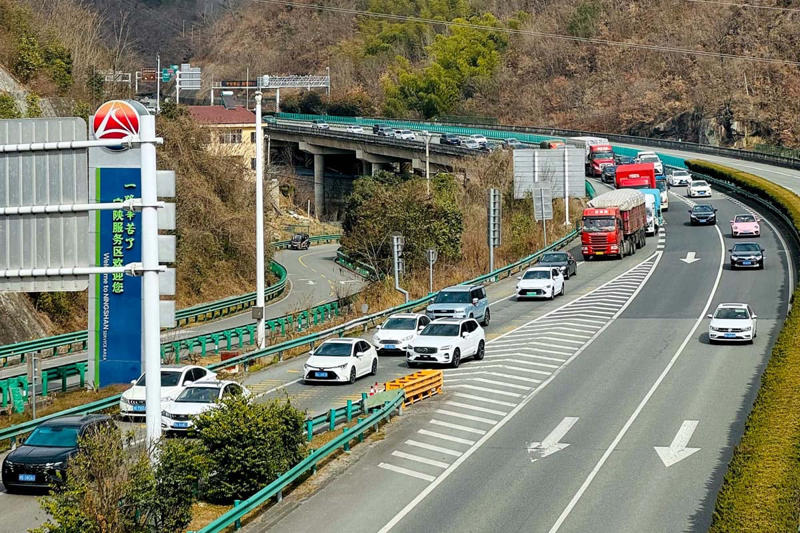主役に躍り出たEVシェア3割, 補助金頼みの終焉と燃料高騰, 際立つ中国一極集中と知能化, 多極化する市場と現地への適応, 知能化と商用EVへの価値移転, 日本勢逆襲の鍵を握る「確かさ」