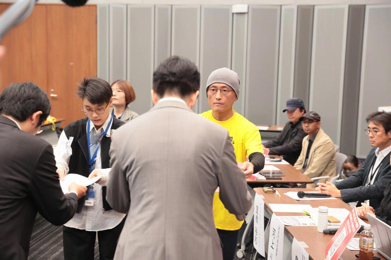 国会内であった院内集会で苦しい状況を訴え、涙をぬぐう元インド料理店経営の男性＝東京都千代田区で2026年5月13日午後2時25分、後藤由耶撮影, 署名活動への思いを語る鶴ケ島たろうさん＝東京都内で2026年5月13日午後2時14分、福原英信撮影, アディカリさんのお店で提供されるインドカレー＝東京都内で2026年5月11日午後6時18分、福原英信撮影, インドカレー店を営むアディカリさん＝東京都内で2026年5月11日午後6時19分、福原英信撮影, 署名入管庁担当者にわたす鶴ケ島たろうさん＝東京都内で2026年5月13日午後2時47分、福原英信撮影