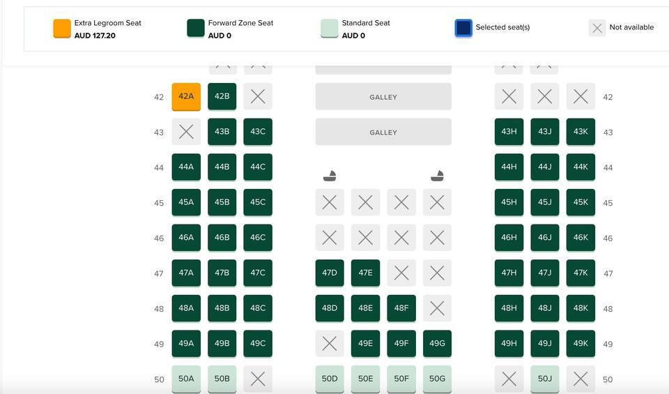 搭乗前からシンガポール航空に感銘を受けた, 受託手荷物の重量制限が太っ腹なことにも驚いた, 搭乗前、機内の入り口付近でヘッドホンを受け取った, 座席はアメリカの航空会社で慣れていたものより遥かに広々としていた, 席にはふかふかのグレーの枕と、しっかりとした毛布が用意されていた, 足元スペースも十分に確保されていた, 前の座席には便利なボタンや収納ポケットが備わっていた, 充実した機内エンターテインメントを楽しんだ, 離陸前、CAが乗客全員におしぼりを配ってくれた, 離陸から20分以内に、最初のドリンクとスナックが提供された, そしてディナーサービスが始まった, ディナーが落ち着いた頃、CAがデザートのアイスクリームサンドを配ってくれた, 着陸の1時間前には、温かい軽食が提供された, 全体として、シンガポール航空での初めての体験は素晴らしいものだった