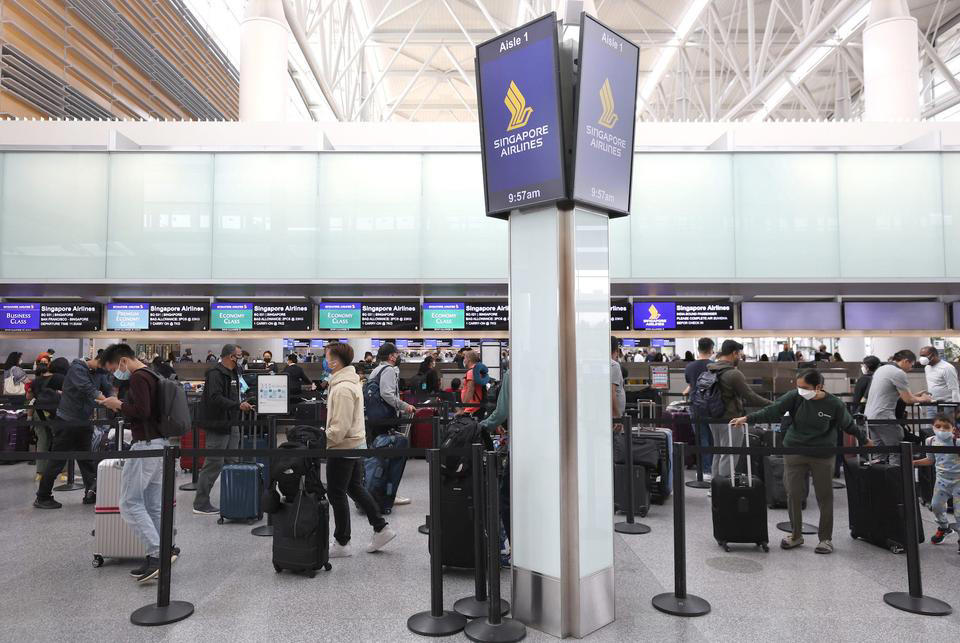 搭乗前からシンガポール航空に感銘を受けた, 受託手荷物の重量制限が太っ腹なことにも驚いた, 搭乗前、機内の入り口付近でヘッドホンを受け取った, 座席はアメリカの航空会社で慣れていたものより遥かに広々としていた, 席にはふかふかのグレーの枕と、しっかりとした毛布が用意されていた, 足元スペースも十分に確保されていた, 前の座席には便利なボタンや収納ポケットが備わっていた, 充実した機内エンターテインメントを楽しんだ, 離陸前、CAが乗客全員におしぼりを配ってくれた, 離陸から20分以内に、最初のドリンクとスナックが提供された, そしてディナーサービスが始まった, ディナーが落ち着いた頃、CAがデザートのアイスクリームサンドを配ってくれた, 着陸の1時間前には、温かい軽食が提供された, 全体として、シンガポール航空での初めての体験は素晴らしいものだった