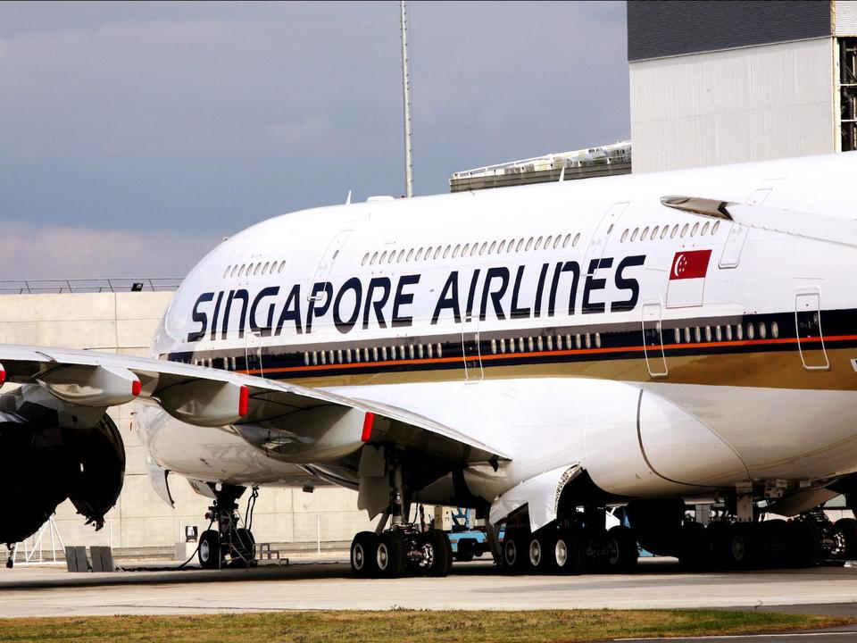 搭乗前からシンガポール航空に感銘を受けた, 受託手荷物の重量制限が太っ腹なことにも驚いた, 搭乗前、機内の入り口付近でヘッドホンを受け取った, 座席はアメリカの航空会社で慣れていたものより遥かに広々としていた, 席にはふかふかのグレーの枕と、しっかりとした毛布が用意されていた, 足元スペースも十分に確保されていた, 前の座席には便利なボタンや収納ポケットが備わっていた, 充実した機内エンターテインメントを楽しんだ, 離陸前、CAが乗客全員におしぼりを配ってくれた, 離陸から20分以内に、最初のドリンクとスナックが提供された, そしてディナーサービスが始まった, ディナーが落ち着いた頃、CAがデザートのアイスクリームサンドを配ってくれた, 着陸の1時間前には、温かい軽食が提供された, 全体として、シンガポール航空での初めての体験は素晴らしいものだった