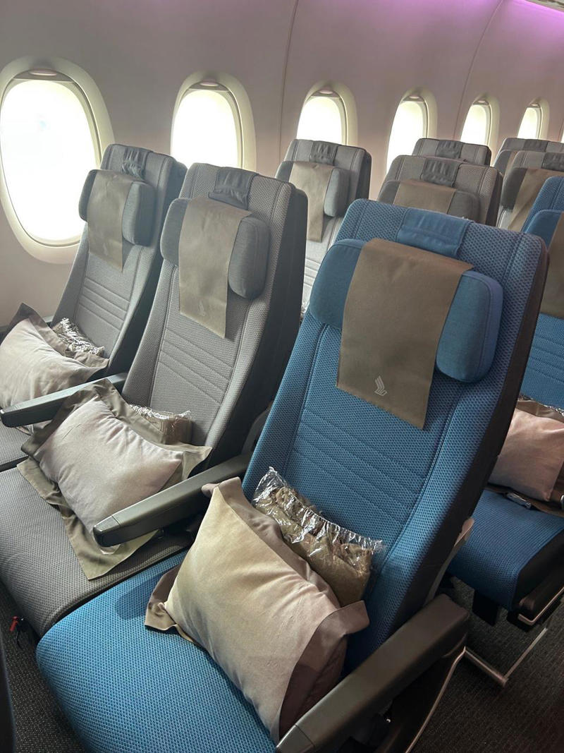 搭乗前からシンガポール航空に感銘を受けた, 受託手荷物の重量制限が太っ腹なことにも驚いた, 搭乗前、機内の入り口付近でヘッドホンを受け取った, 座席はアメリカの航空会社で慣れていたものより遥かに広々としていた, 席にはふかふかのグレーの枕と、しっかりとした毛布が用意されていた, 足元スペースも十分に確保されていた, 前の座席には便利なボタンや収納ポケットが備わっていた, 充実した機内エンターテインメントを楽しんだ, 離陸前、CAが乗客全員におしぼりを配ってくれた, 離陸から20分以内に、最初のドリンクとスナックが提供された, そしてディナーサービスが始まった, ディナーが落ち着いた頃、CAがデザートのアイスクリームサンドを配ってくれた, 着陸の1時間前には、温かい軽食が提供された, 全体として、シンガポール航空での初めての体験は素晴らしいものだった