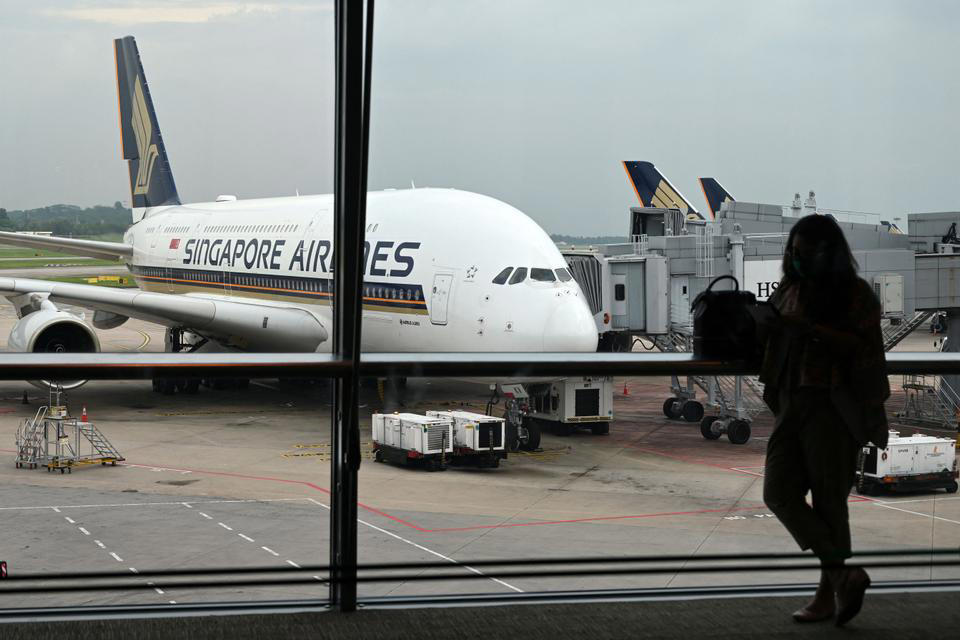 搭乗前からシンガポール航空に感銘を受けた, 受託手荷物の重量制限が太っ腹なことにも驚いた, 搭乗前、機内の入り口付近でヘッドホンを受け取った, 座席はアメリカの航空会社で慣れていたものより遥かに広々としていた, 席にはふかふかのグレーの枕と、しっかりとした毛布が用意されていた, 足元スペースも十分に確保されていた, 前の座席には便利なボタンや収納ポケットが備わっていた, 充実した機内エンターテインメントを楽しんだ, 離陸前、CAが乗客全員におしぼりを配ってくれた, 離陸から20分以内に、最初のドリンクとスナックが提供された, そしてディナーサービスが始まった, ディナーが落ち着いた頃、CAがデザートのアイスクリームサンドを配ってくれた, 着陸の1時間前には、温かい軽食が提供された, 全体として、シンガポール航空での初めての体験は素晴らしいものだった