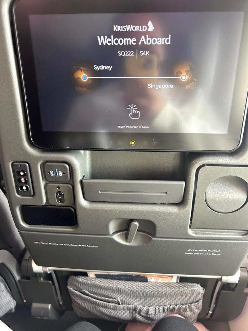 搭乗前からシンガポール航空に感銘を受けた, 受託手荷物の重量制限が太っ腹なことにも驚いた, 搭乗前、機内の入り口付近でヘッドホンを受け取った, 座席はアメリカの航空会社で慣れていたものより遥かに広々としていた, 席にはふかふかのグレーの枕と、しっかりとした毛布が用意されていた, 足元スペースも十分に確保されていた, 前の座席には便利なボタンや収納ポケットが備わっていた, 充実した機内エンターテインメントを楽しんだ, 離陸前、CAが乗客全員におしぼりを配ってくれた, 離陸から20分以内に、最初のドリンクとスナックが提供された, そしてディナーサービスが始まった, ディナーが落ち着いた頃、CAがデザートのアイスクリームサンドを配ってくれた, 着陸の1時間前には、温かい軽食が提供された, 全体として、シンガポール航空での初めての体験は素晴らしいものだった
