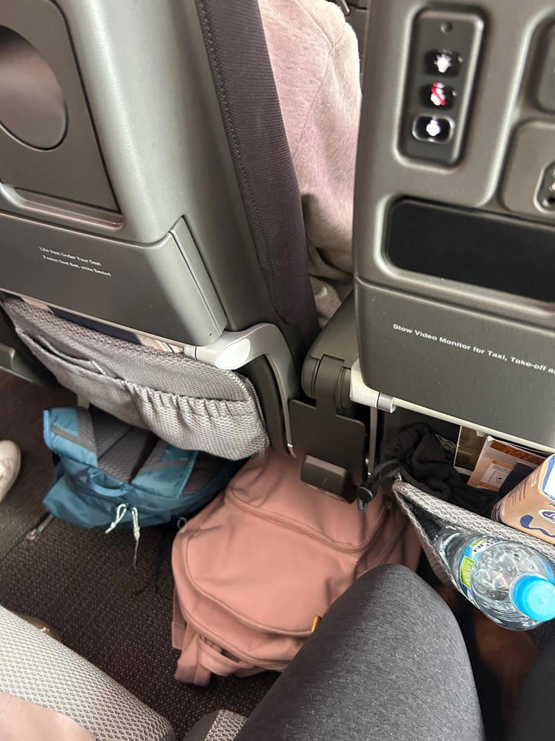 搭乗前からシンガポール航空に感銘を受けた, 受託手荷物の重量制限が太っ腹なことにも驚いた, 搭乗前、機内の入り口付近でヘッドホンを受け取った, 座席はアメリカの航空会社で慣れていたものより遥かに広々としていた, 席にはふかふかのグレーの枕と、しっかりとした毛布が用意されていた, 足元スペースも十分に確保されていた, 前の座席には便利なボタンや収納ポケットが備わっていた, 充実した機内エンターテインメントを楽しんだ, 離陸前、CAが乗客全員におしぼりを配ってくれた, 離陸から20分以内に、最初のドリンクとスナックが提供された, そしてディナーサービスが始まった, ディナーが落ち着いた頃、CAがデザートのアイスクリームサンドを配ってくれた, 着陸の1時間前には、温かい軽食が提供された, 全体として、シンガポール航空での初めての体験は素晴らしいものだった