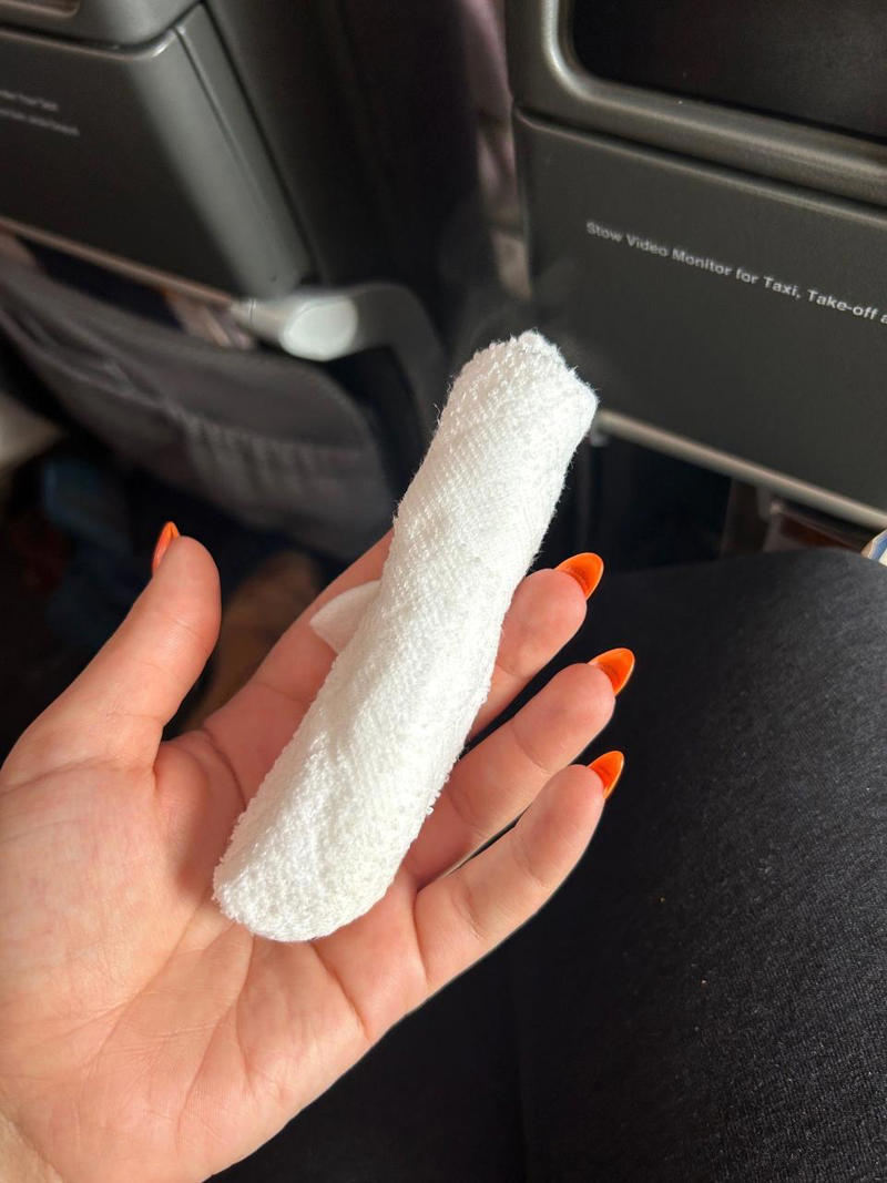 搭乗前からシンガポール航空に感銘を受けた, 受託手荷物の重量制限が太っ腹なことにも驚いた, 搭乗前、機内の入り口付近でヘッドホンを受け取った, 座席はアメリカの航空会社で慣れていたものより遥かに広々としていた, 席にはふかふかのグレーの枕と、しっかりとした毛布が用意されていた, 足元スペースも十分に確保されていた, 前の座席には便利なボタンや収納ポケットが備わっていた, 充実した機内エンターテインメントを楽しんだ, 離陸前、CAが乗客全員におしぼりを配ってくれた, 離陸から20分以内に、最初のドリンクとスナックが提供された, そしてディナーサービスが始まった, ディナーが落ち着いた頃、CAがデザートのアイスクリームサンドを配ってくれた, 着陸の1時間前には、温かい軽食が提供された, 全体として、シンガポール航空での初めての体験は素晴らしいものだった