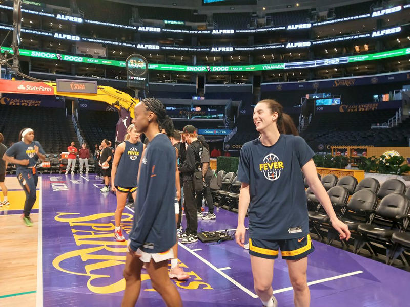 WNBAのスター、ケイトリン・クラーク, 闘争心の塊、五輪金メダリストのケルシー・プラム, 迫力のブロックで観客を沸かせるキャメロン・ブリンク, 苦汁を味わってきた外国人選手、ジュリー・ヴァンルー, プラムが年俸をあえて100万ドル以下に抑えた意図