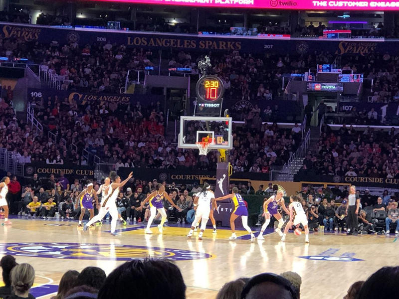 WNBAのスター、ケイトリン・クラーク, 闘争心の塊、五輪金メダリストのケルシー・プラム, 迫力のブロックで観客を沸かせるキャメロン・ブリンク, 苦汁を味わってきた外国人選手、ジュリー・ヴァンルー, プラムが年俸をあえて100万ドル以下に抑えた意図