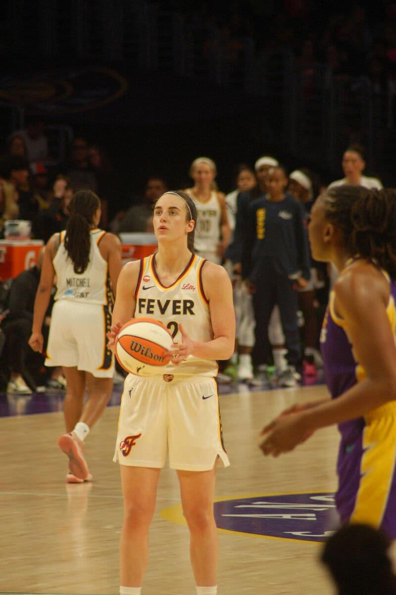 WNBAのスター、ケイトリン・クラーク, 闘争心の塊、五輪金メダリストのケルシー・プラム, 迫力のブロックで観客を沸かせるキャメロン・ブリンク, 苦汁を味わってきた外国人選手、ジュリー・ヴァンルー, プラムが年俸をあえて100万ドル以下に抑えた意図