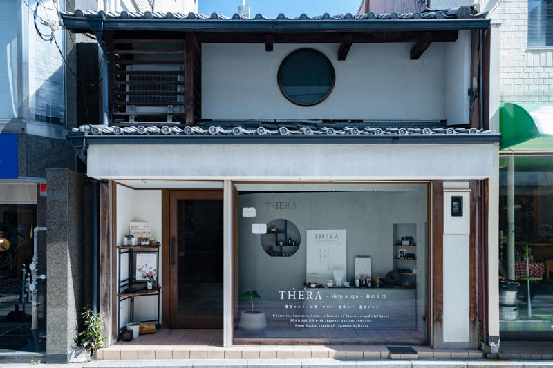 古都・奈良から始まった、薬草と祈りの世界 , ―― ブランドを立ち上げたきっかけを教えて下さい。, 五感を満たし、社会を癒やすテラのギフト, ―― 特におすすめしたい手土産となるアイテムは何でしょうか？, ―― 伝統文化と地域の未来を掲げるコンセプトについて教えてください。, ―― ブランドが目指す未来についてもお聞かせください。