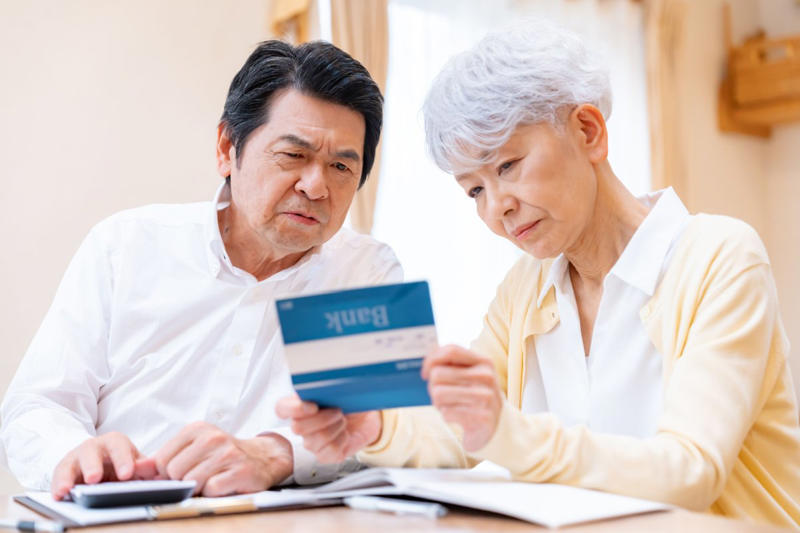 年金だけで生活できる人は約4割, 【生活費】65歳以上・無職夫婦世帯のリアルな家計とは, 【貯蓄額】無職夫婦世帯の備えは十分？, 【シニア世代に聞く】日々の生活、苦しい？