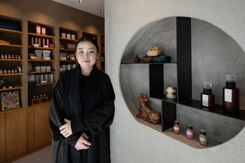 古都・奈良から始まった、薬草と祈りの世界 , ―― ブランドを立ち上げたきっかけを教えて下さい。, 五感を満たし、社会を癒やすテラのギフト, ―― 特におすすめしたい手土産となるアイテムは何でしょうか？, ―― 伝統文化と地域の未来を掲げるコンセプトについて教えてください。, ―― ブランドが目指す未来についてもお聞かせください。