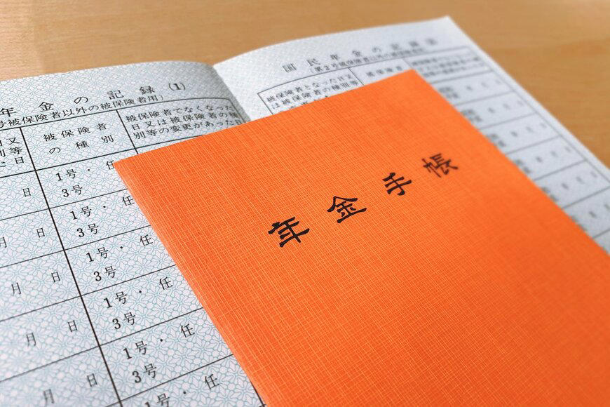 日本の公的年金はどのような仕組みか, 1階部分：国民年金（基礎年金）の概要, 2階部分：厚生年金の概要, 【年齢別】60歳から90歳以上の厚生年金受給額一覧, 60歳代（60〜69歳）における厚生年金の平均月額, 70歳代（70〜79歳）における厚生年金の平均月額, 80歳代（80〜89歳）における厚生年金の平均月額, 90歳以上における厚生年金の平均月額, 【年齢別】60歳から90歳以上の国民年金受給額一覧, 60歳代（60〜69歳）における国民年金の平均月額, 70歳代（70〜79歳）における国民年金の平均月額, 80歳代（80〜89歳）における国民年金の平均月額, 90歳以上における国民年金の平均月額, 厚生年金と国民年金の受給額分布を1万円刻みで見る, 厚生年金の男女別平均月額について, 厚生年金の受給額分布（1万円刻み）, 国民年金の男女別平均月額と受給額分布, 国民年金の受給額分布（1万円刻み）, 65歳以上の無職夫婦世帯における家計の収支状況, 65歳以上・無職夫婦世帯の収入内訳, 65歳以上・無職夫婦世帯の支出内訳, 65歳以上の無職単身世帯における家計の収支状況, 65歳以上・無職単身世帯の収入内訳, 65歳以上・無職単身世帯の支出内訳, 公的年金のみで生活する高齢者世帯の割合はどのくらいか, 総所得に占める公的年金・恩給の割合別の世帯構成