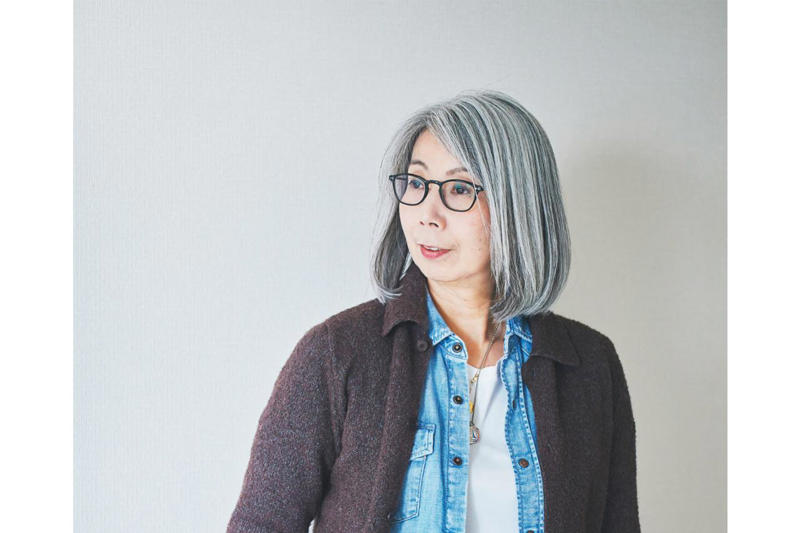 重ねると、奥行きと抜け感が生まれる！, Ｔシャツをのぞかせてメリハリを出す, インからのぞくチェックがアクセント, カーディガンも2枚 重ねて奥行きを演出, ベストを重ねて、こなれた雰囲気に, 裾からシャツを出して立体的に！, カーデ＋ストールで動きのあるコーデに