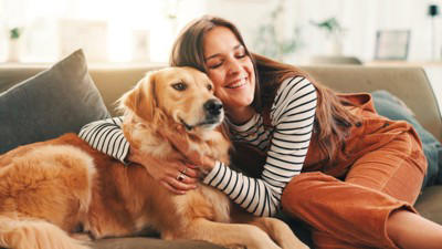 犬が『幸せ』だと思っているときにする行動５選, 1.しっぽをゆったり左右に振る, 2.ゆっくり瞬きをする, 3.「ふぅ」と長めのため息を吐く, 4.リラックスした様子で横になる, 5.体をくっつけるように寄り添う, リラックスした様子でお腹を見せる理由, 実は勘違い？幸せと勘違いされやすい行動とは, 犬の幸福度を高めるために飼い主ができること