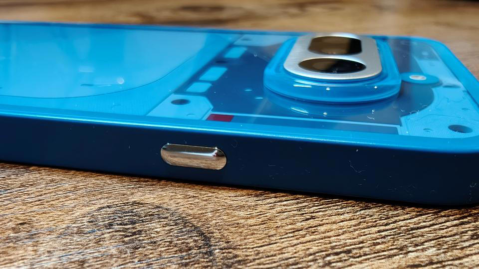 ミドルレンジ端末に求めるのは大画面か、持ちやすさか, カメラはPhone (4a)が多用途、iPhone 17eは安定感, 「A19」チップの搭載で、iPhone 17eの処理能力が光る, 充電速度のPhone (4a)、ワイヤレス充電のiPhone 17e, AI機能はPhone (4a)のほうが「使い道」を想像しやすい