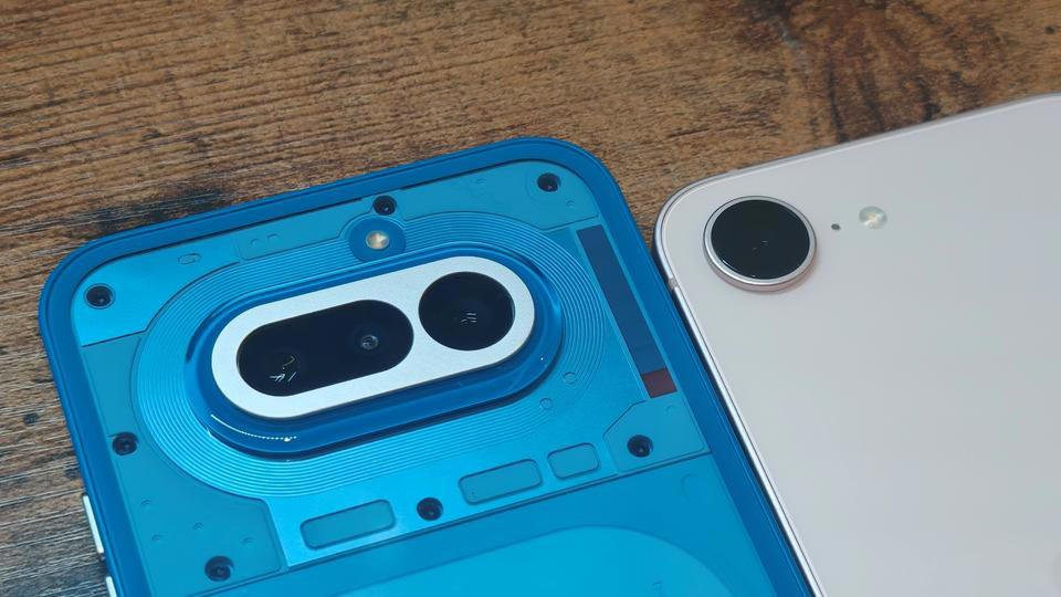ミドルレンジ端末に求めるのは大画面か、持ちやすさか, カメラはPhone (4a)が多用途、iPhone 17eは安定感, 「A19」チップの搭載で、iPhone 17eの処理能力が光る, 充電速度のPhone (4a)、ワイヤレス充電のiPhone 17e, AI機能はPhone (4a)のほうが「使い道」を想像しやすい