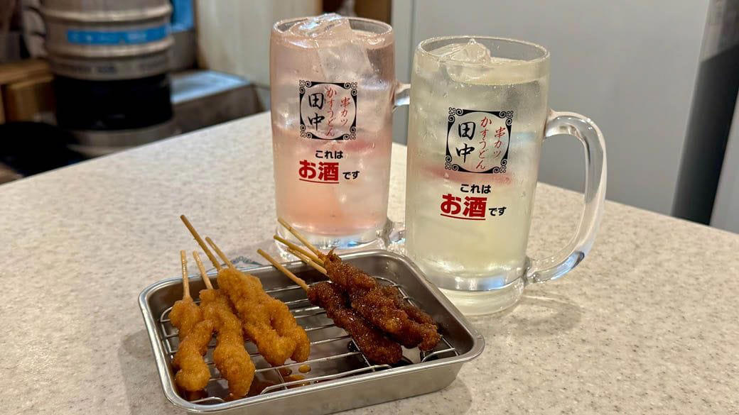 実際に食べてみた。55円の「解像度」, 従業員の声かけも注文のきっかけに, 「値上げの時代」に、串カツ田中が選んだ逆張り, なぜ55円で利益が出る？六層の「仕掛け」を読み解く, 「また来たい」を作る、「惜しかった」という感覚, 五つの仕掛けは一本の線でつながっている, 「流行っている気がする」を数字が証明する, 次の一手。55円の串は「居酒屋の未来」を定義するか