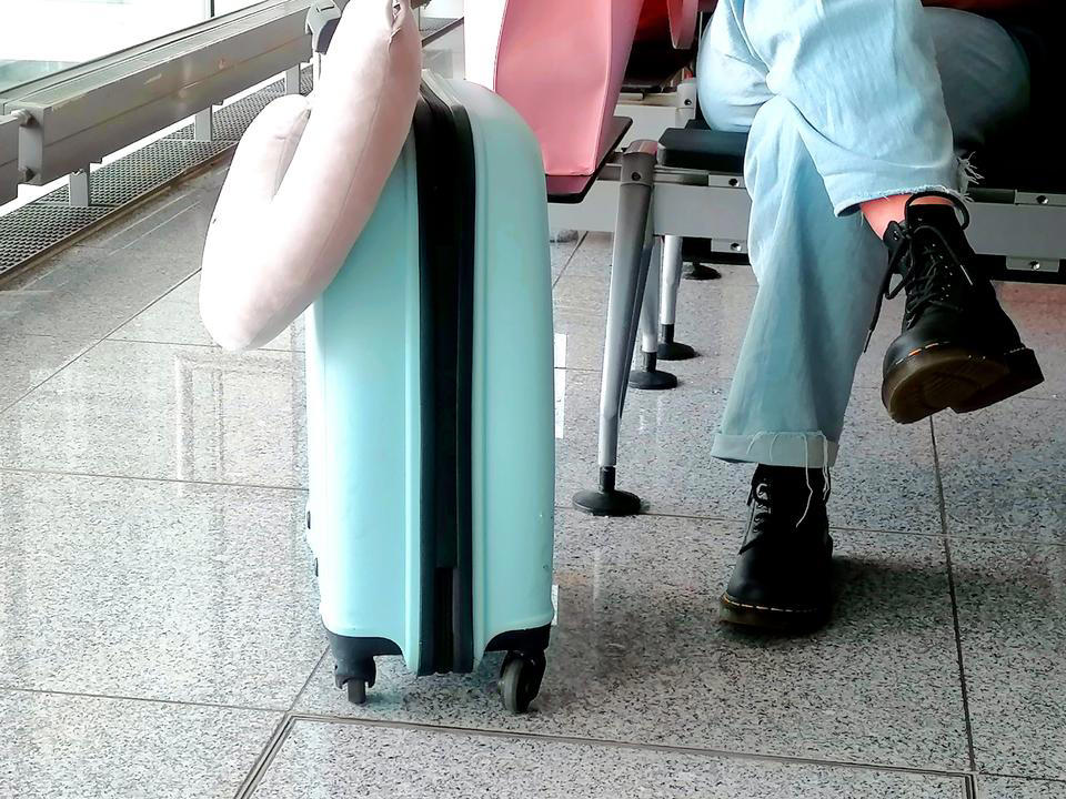 1. 靴下や裸足で機内を歩き回る, 2. ネックピローを事前に試さない, 3. 機内で新しい睡眠薬を試す, 4. フライト中ずっと画面を見続ける, 5. 水分を摂らない＆持ち込まない, 6. 重ね着をしていない, 7. 機内エンターテインメントに依存しすぎる, 8. デバイスの充電を後回しにする, 9. アルコールを飲みすぎる, 10. 「小さな必需品」を持ち込まない, 11. 炭酸飲料やガスが発生しやすい食べ物を避けない