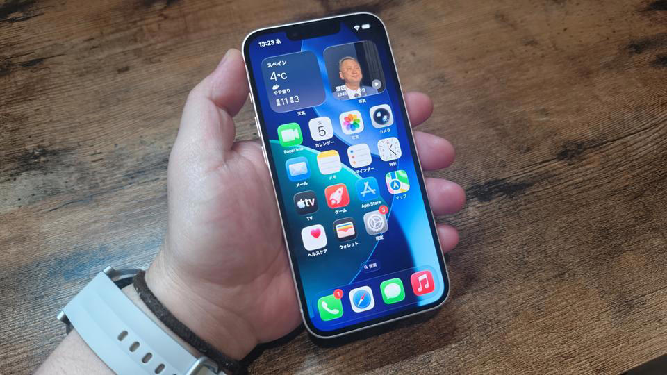 ミドルレンジ端末に求めるのは大画面か、持ちやすさか, カメラはPhone (4a)が多用途、iPhone 17eは安定感, 「A19」チップの搭載で、iPhone 17eの処理能力が光る, 充電速度のPhone (4a)、ワイヤレス充電のiPhone 17e, AI機能はPhone (4a)のほうが「使い道」を想像しやすい