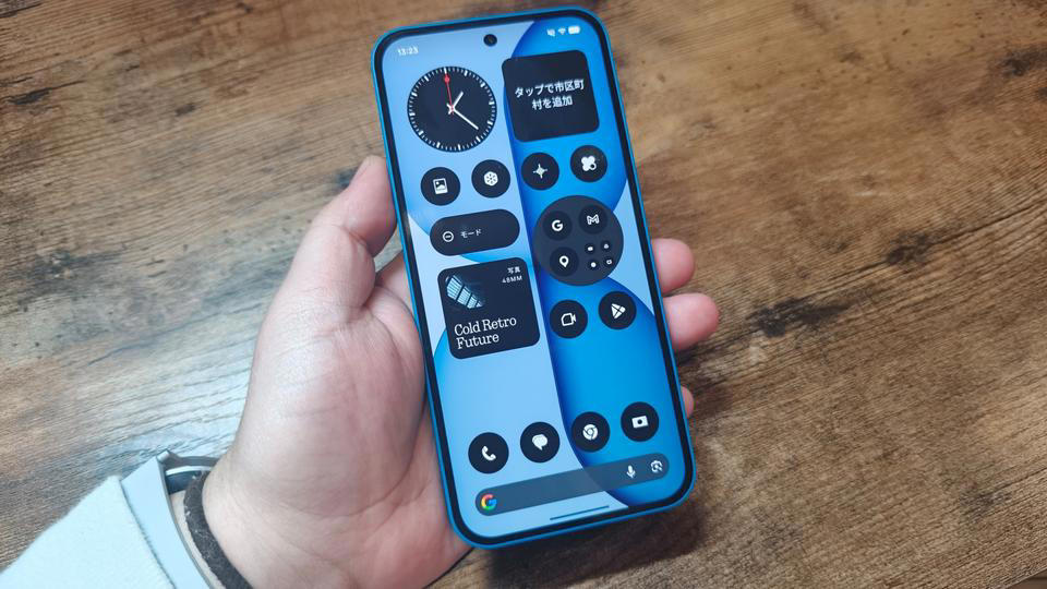 ミドルレンジ端末に求めるのは大画面か、持ちやすさか, カメラはPhone (4a)が多用途、iPhone 17eは安定感, 「A19」チップの搭載で、iPhone 17eの処理能力が光る, 充電速度のPhone (4a)、ワイヤレス充電のiPhone 17e, AI機能はPhone (4a)のほうが「使い道」を想像しやすい