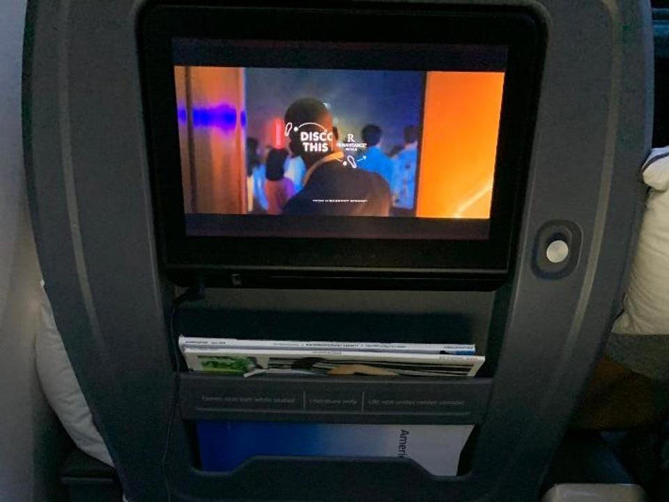 1. 靴下や裸足で機内を歩き回る, 2. ネックピローを事前に試さない, 3. 機内で新しい睡眠薬を試す, 4. フライト中ずっと画面を見続ける, 5. 水分を摂らない＆持ち込まない, 6. 重ね着をしていない, 7. 機内エンターテインメントに依存しすぎる, 8. デバイスの充電を後回しにする, 9. アルコールを飲みすぎる, 10. 「小さな必需品」を持ち込まない, 11. 炭酸飲料やガスが発生しやすい食べ物を避けない