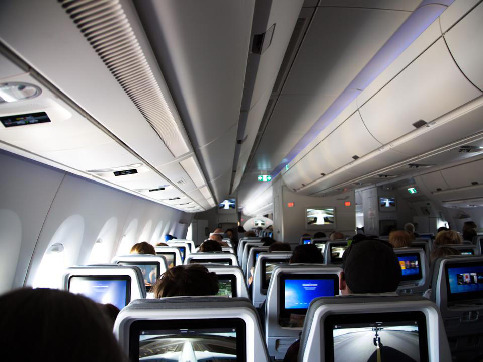 1. 靴下や裸足で機内を歩き回る, 2. ネックピローを事前に試さない, 3. 機内で新しい睡眠薬を試す, 4. フライト中ずっと画面を見続ける, 5. 水分を摂らない＆持ち込まない, 6. 重ね着をしていない, 7. 機内エンターテインメントに依存しすぎる, 8. デバイスの充電を後回しにする, 9. アルコールを飲みすぎる, 10. 「小さな必需品」を持ち込まない, 11. 炭酸飲料やガスが発生しやすい食べ物を避けない