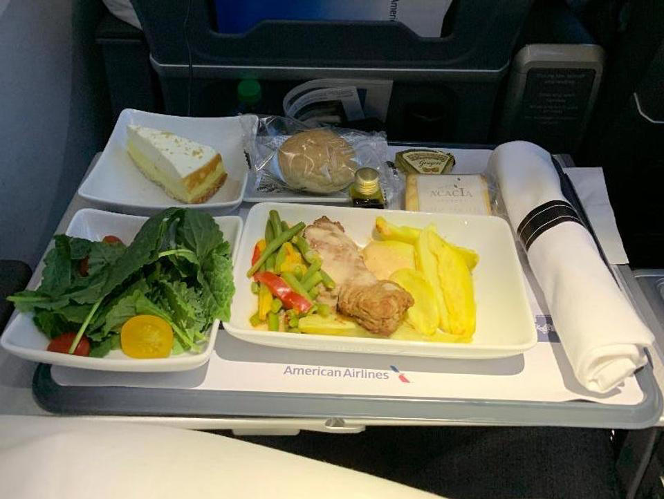 1. 靴下や裸足で機内を歩き回る, 2. ネックピローを事前に試さない, 3. 機内で新しい睡眠薬を試す, 4. フライト中ずっと画面を見続ける, 5. 水分を摂らない＆持ち込まない, 6. 重ね着をしていない, 7. 機内エンターテインメントに依存しすぎる, 8. デバイスの充電を後回しにする, 9. アルコールを飲みすぎる, 10. 「小さな必需品」を持ち込まない, 11. 炭酸飲料やガスが発生しやすい食べ物を避けない