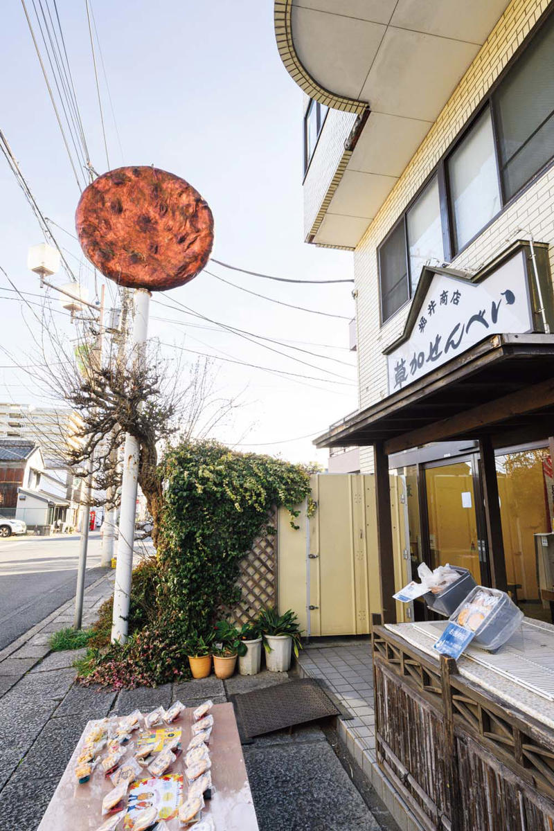 口の中に誠実で穏やかな後味が残る『高瀬煎餅店』, 『高瀬煎餅店』店舗詳細, 香ばしさが際立つ硬派なバリカタ『小宮せんべい本舗』, 『小宮せんべい本舗』店舗詳細, 「酒にも合う」と評判の凛とした味『元祖 源兵衛せんべい』, 手焼き醤油せんべい, 『元祖 源兵衛せんべい』店舗詳細, 醤油だれと米の朗らかな甘みが出合う『豊田屋』, 『豊田屋』店舗詳細, 噛み締めるたびに米の香りが広がる『米重せんべい』, 天日干し炭火手焼, 『米重せんべい』店舗詳細, 出汁が香る甘じょっぱい個性派『ほりゐ』, 『ほりゐ』店舗詳細, 草加で生まれた愛され郷土菓子, 関東のせんべいは草加がルーツ？, 鈴木さんの店『大馬屋』にも立ち寄ろう！, 『大馬屋 アコス店』