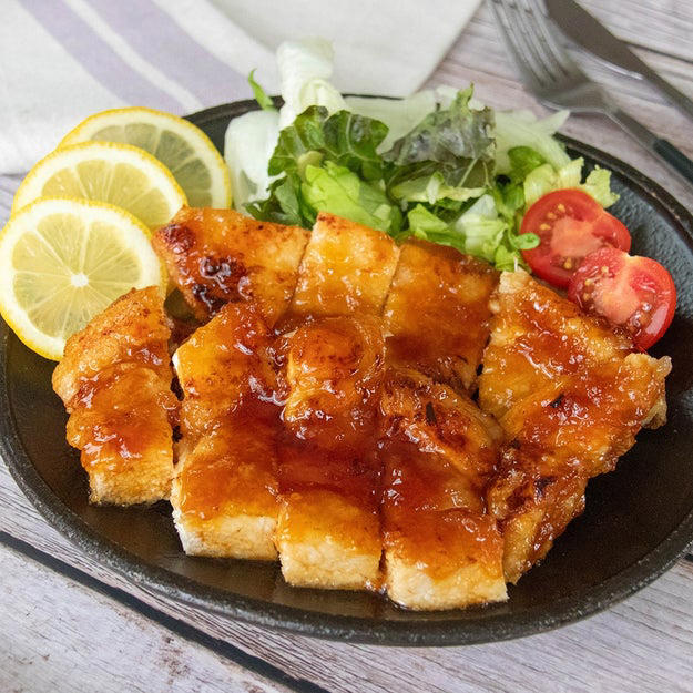 鶏むね肉の梅しそ焼き, 【鶏むね肉と大葉があったらやってみて！】爽やかな香りがたまらない！鶏むね肉の梅しそ焼き, 鶏むね肉のはちみつレモンチキン, 【鶏むね肉をアレで味付けしたらウマすぎた】丸ごと焼くだけ！はちみつレモンチキン, 鶏むね肉のスティック唐揚げ, 【鶏むね肉なのにジューシー】いつもの唐揚げより時短！お弁当にもおすすめのスティックおかずレシピ, 鶏むね肉で作るほかのレシピも。「鶏むね肉のトリテキ」動画をチェック！