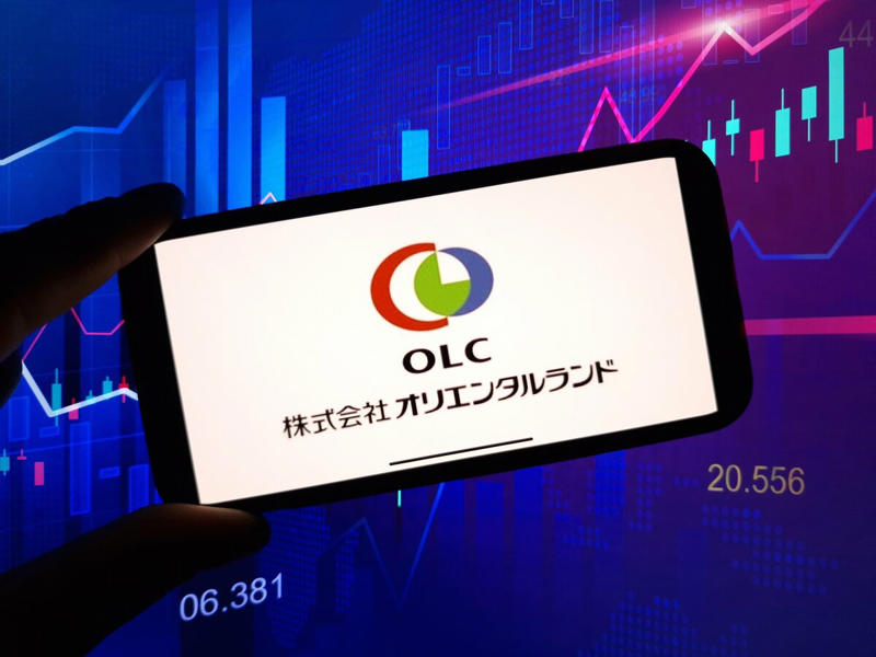 オリエンタルランド（4661）特別株主優待「100株でパスポート」＋増配も発表！, 上場30周年の特別株主優待 100株の短期保有でも対象に, 配当金は1円増配の16円, 利益は停滞 2期連続の減益を予想, オリエンタルランド（4661）なぜ「株価は下げ止まらない？」考えられる3つの理由, 入園者数が頭打ち グロース株としての評価がはく落, インフレによる「消費離れ」とコスト増加に対する懸念, 大株主の売り出しリスク, オリエンタルランド（4661）収益押し上げに期待！新エリアと「豪華客船」