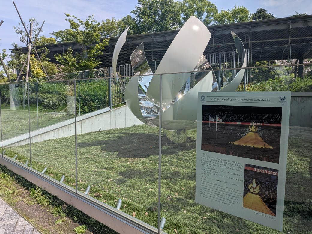 気づかなければ素通りしてしまうかも…？, コンパクトながら楽しい公園, 複数フロア、テラス席を備える“穴場”のスタバも, 普通のフードコートとは全然違う空間が広がる, アメリカンな雰囲気を感じる3店舗が営業, 「バターミルクフライドチキン」の専門店, 店舗数が少なくても、楽しみ方は無限大, 朝も夜も楽しめる「シンプルイズベスト」な場所