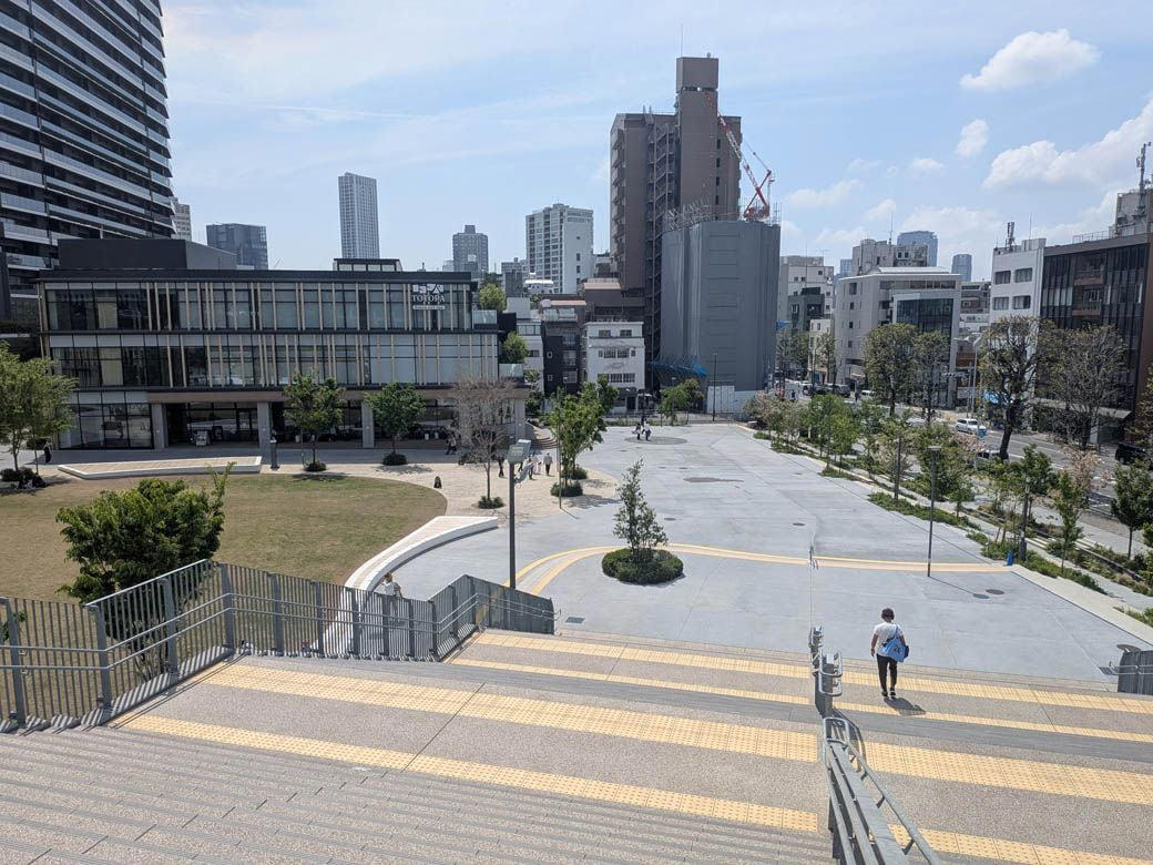 気づかなければ素通りしてしまうかも…？, コンパクトながら楽しい公園, 複数フロア、テラス席を備える“穴場”のスタバも, 普通のフードコートとは全然違う空間が広がる, アメリカンな雰囲気を感じる3店舗が営業, 「バターミルクフライドチキン」の専門店, 店舗数が少なくても、楽しみ方は無限大, 朝も夜も楽しめる「シンプルイズベスト」な場所