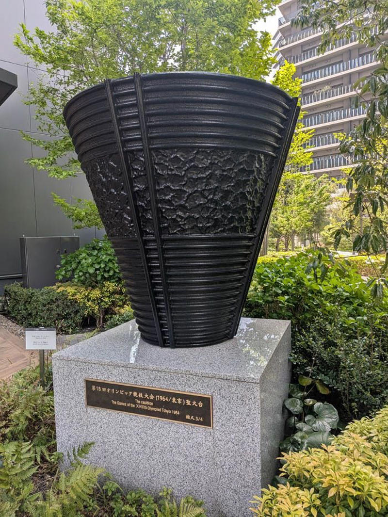 気づかなければ素通りしてしまうかも…？, コンパクトながら楽しい公園, 複数フロア、テラス席を備える“穴場”のスタバも, 普通のフードコートとは全然違う空間が広がる, アメリカンな雰囲気を感じる3店舗が営業, 「バターミルクフライドチキン」の専門店, 店舗数が少なくても、楽しみ方は無限大, 朝も夜も楽しめる「シンプルイズベスト」な場所