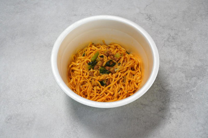 【まるか食品】和中ミックスの味わいが新鮮！「ペヤング 背脂風四川麻婆味やきそば」, 背脂の甘みと麻辣のコクが絶妙なバランス, 【東洋水産】手もみ風麺の食感が中毒性あり！「マルちゃん正麺 カップ 汁なし担々麺」, 噛むほどに旨みが出る麺と、後をひく担々ソースがマッチ, 【エースコック】強めの辛みとあおさが強烈！「スーパーカップ大盛り いか焼そば」, 待望の復活！トレンドに合わせてアップデートされた強烈な一杯, まとめ｜今回のイチオシは復活を果たしたあの「名作」！