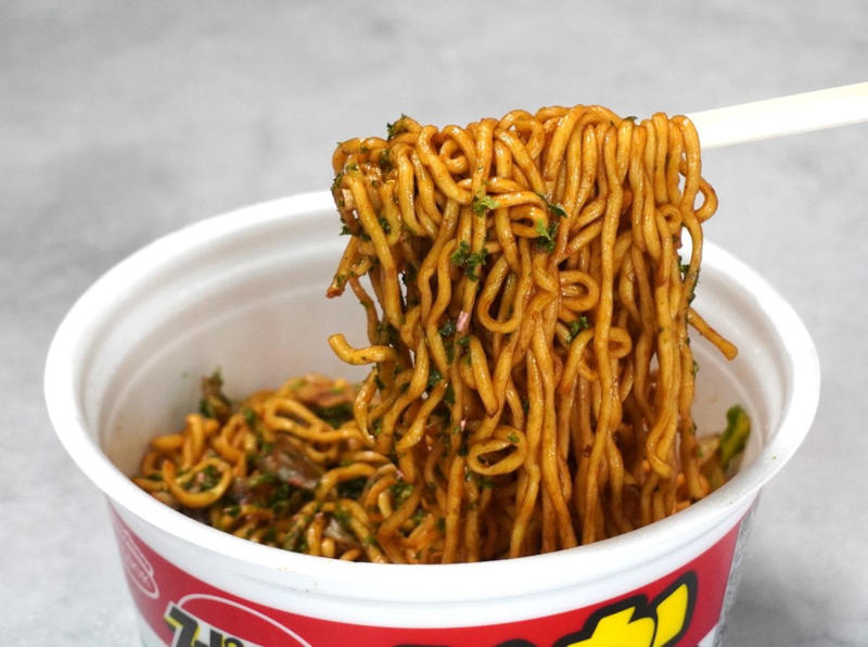 【まるか食品】和中ミックスの味わいが新鮮！「ペヤング 背脂風四川麻婆味やきそば」, 背脂の甘みと麻辣のコクが絶妙なバランス, 【東洋水産】手もみ風麺の食感が中毒性あり！「マルちゃん正麺 カップ 汁なし担々麺」, 噛むほどに旨みが出る麺と、後をひく担々ソースがマッチ, 【エースコック】強めの辛みとあおさが強烈！「スーパーカップ大盛り いか焼そば」, 待望の復活！トレンドに合わせてアップデートされた強烈な一杯, まとめ｜今回のイチオシは復活を果たしたあの「名作」！
