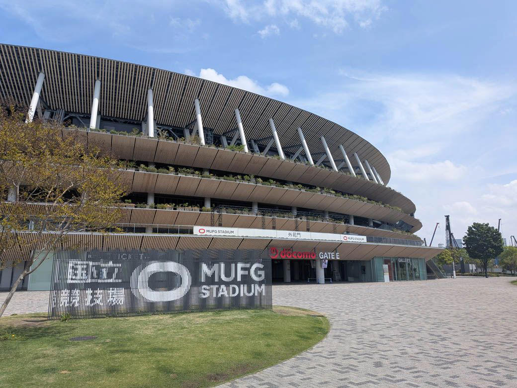 気づかなければ素通りしてしまうかも…？, コンパクトながら楽しい公園, 複数フロア、テラス席を備える“穴場”のスタバも, 普通のフードコートとは全然違う空間が広がる, アメリカンな雰囲気を感じる3店舗が営業, 「バターミルクフライドチキン」の専門店, 店舗数が少なくても、楽しみ方は無限大, 朝も夜も楽しめる「シンプルイズベスト」な場所