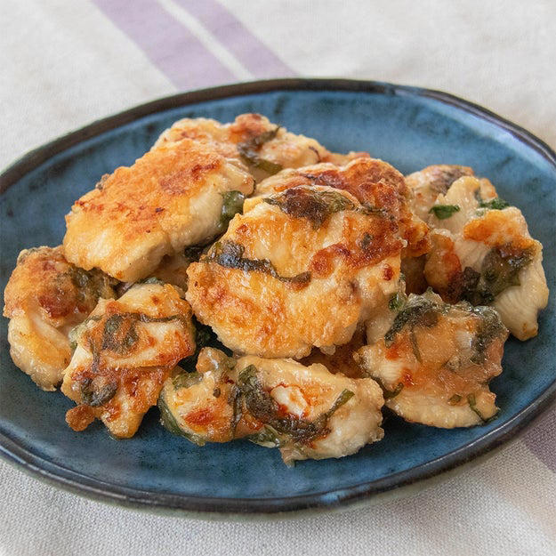 鶏むね肉の梅しそ焼き, 【鶏むね肉と大葉があったらやってみて！】爽やかな香りがたまらない！鶏むね肉の梅しそ焼き, 鶏むね肉のはちみつレモンチキン, 【鶏むね肉をアレで味付けしたらウマすぎた】丸ごと焼くだけ！はちみつレモンチキン, 鶏むね肉のスティック唐揚げ, 【鶏むね肉なのにジューシー】いつもの唐揚げより時短！お弁当にもおすすめのスティックおかずレシピ, 鶏むね肉で作るほかのレシピも。「鶏むね肉のトリテキ」動画をチェック！
