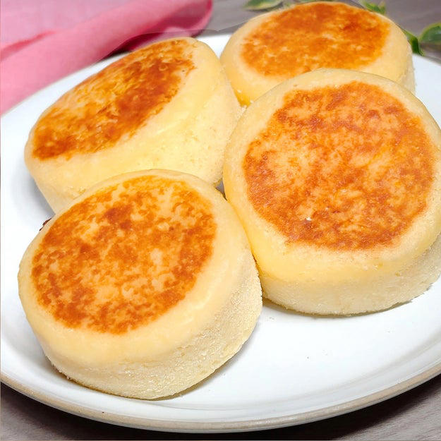 ふわふわチーズケーキパン, 【ホットケーキミックス、こう使ったらパンケーキ超えた】ふわふわすぎてこればっか作ってる, ふわふわベーコンチーズ蒸しパン, 【一度作るとホットケーキミックス手放せなくなっちゃうかも！？】フライパンで15分！元保育園栄養士が教えるふわふわおやつレシピ, さつまいも蒸しパン, 【さつまいもとホットケーキミックスで！】「買ったやつみたい」フライパンで作れる超簡単蒸しパンレシピ, ホットケーキミックスで作るほかの動画も。「いちごのカップケーキ」動画をチェック！